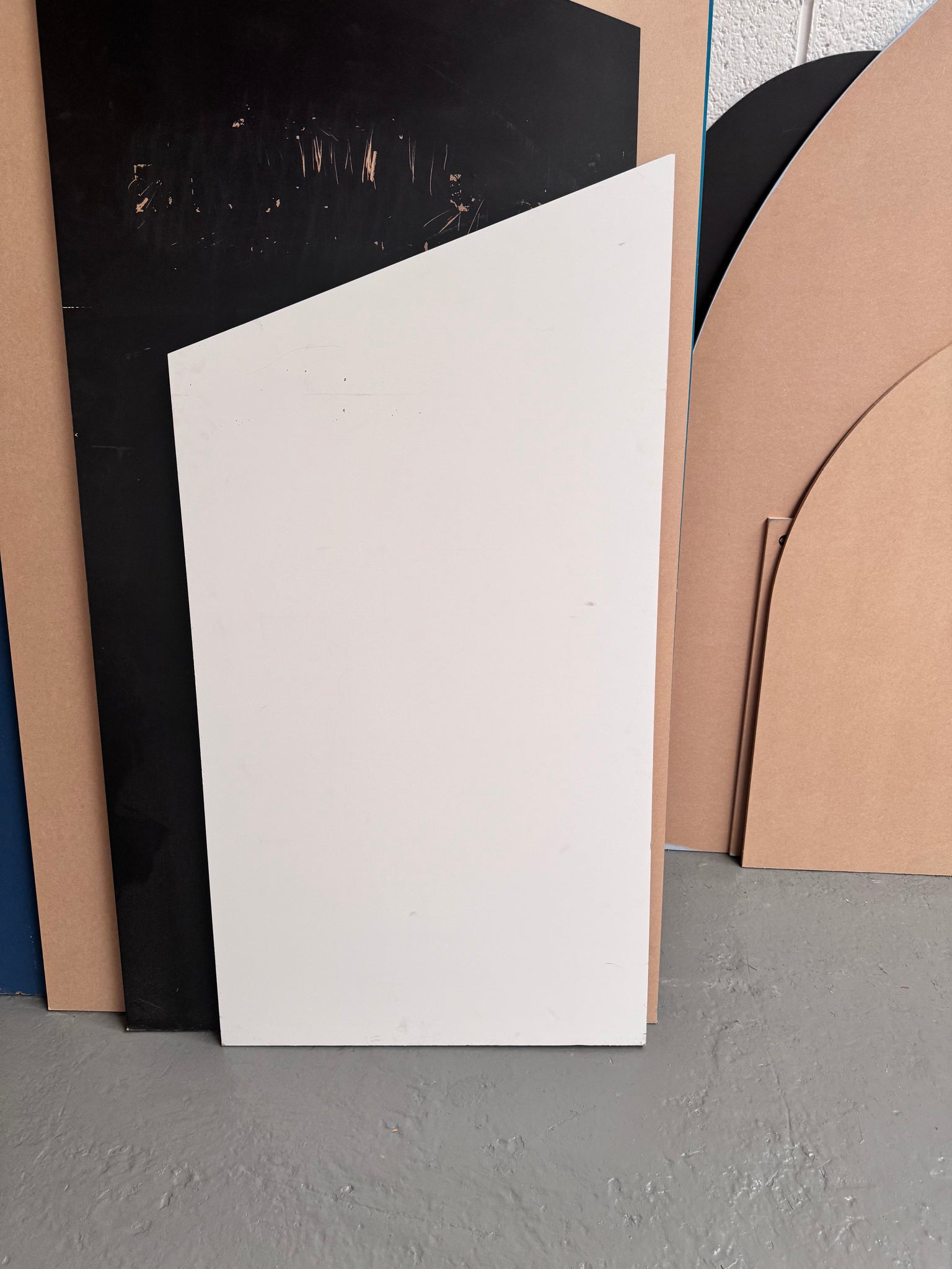 Sale Backdrop Left Angle with stand 72 x 138cm with stand. Will need repainting